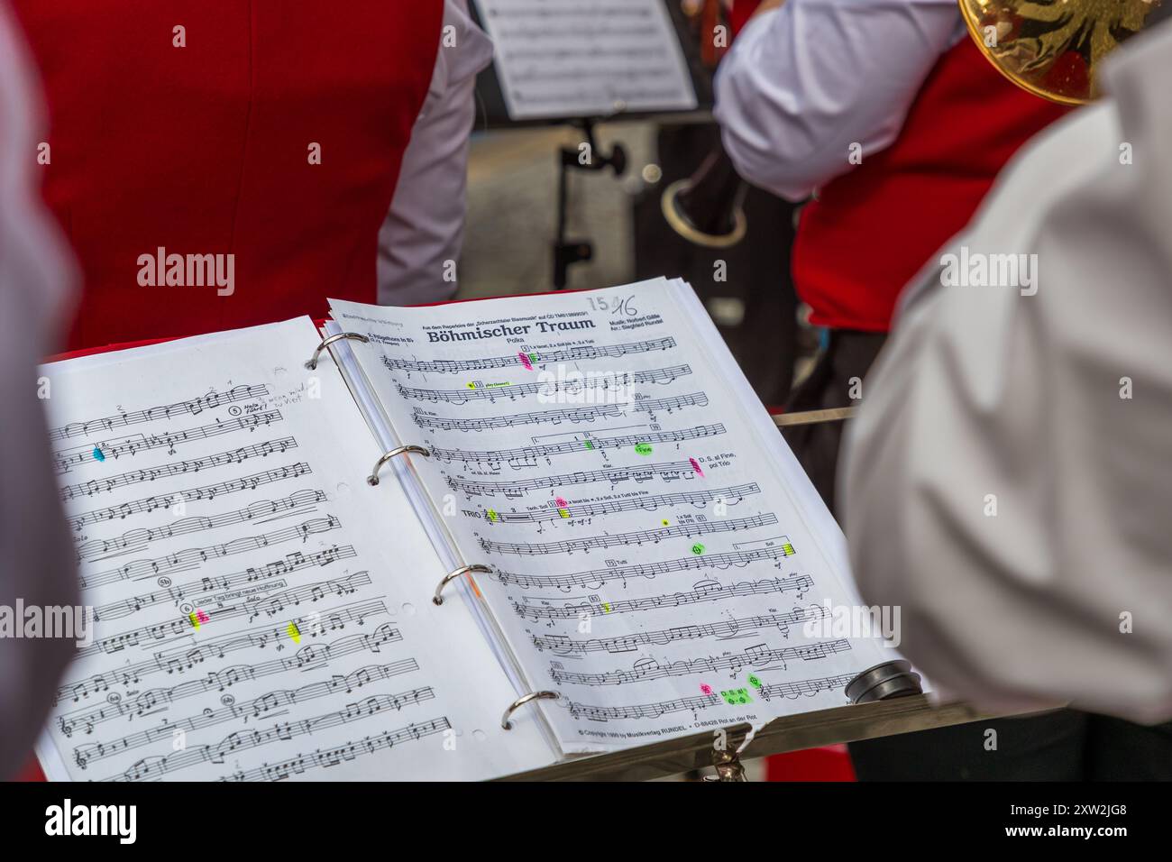 La partition d’un groupe montre la polka bien connue « Böhmischer Traum », jouée le matin de la Course des Bergers à Wildberg, en Bade-Wurtemberg, en Allemagne. Depuis 2018, la Course des Bergers et l’artisanat du pastorat sont reconnus comme patrimoine culturel immatériel de l’UNESCO. Banque D'Images