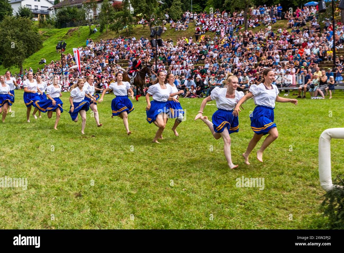 13 bergers à la ligne d'arrivée de la Shepherdess Run 2024 à Wildberg. Les participants ne sont plus des bergers, mais des bergers formés, des éleveurs ou des vétérinaires en formation. Ligne d'arrivée au Schäferlauf 2024 à Wildberg. Klosterhof, Wildberg, Bade-Württemberg, Bade-Württemberg, Allemagne Banque D'Images