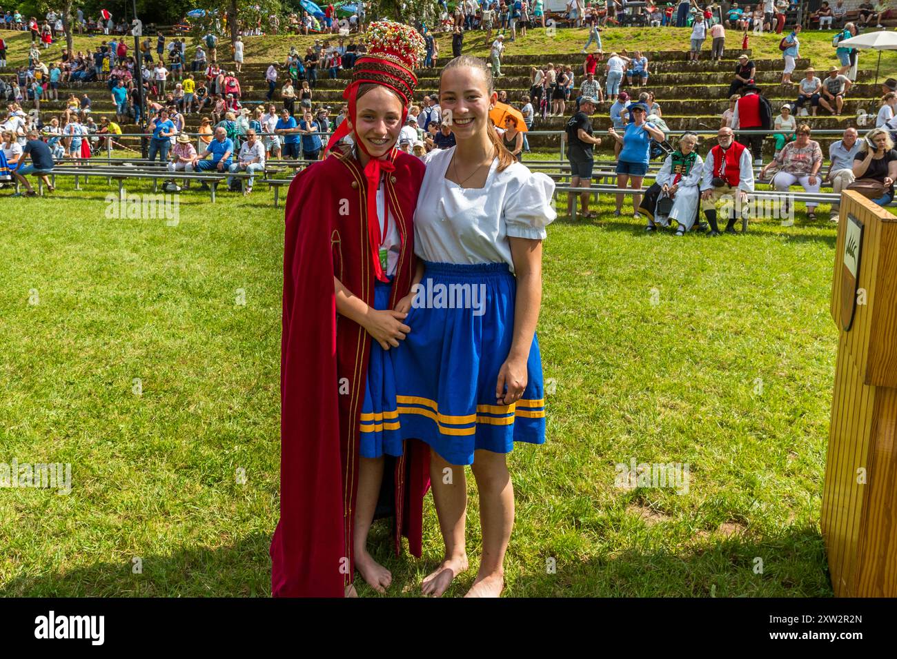Shepherd Queen 2024 Jana Deufel avec sa sœur aînée Nele, qui est déjà une tondeuse de moutons entraînée et représente l'Allemagne lors de compétitions internationales. Deux soeurs bergers. La reine du berger (à gauche) a été la plus rapide au Shepherd's Run de 2024 à Wildber. L'autre (à droite) participe aux Championnats d'Europe de cisaillement des moutons, Wildberg, Bade-Württemberg, Allemagne Banque D'Images