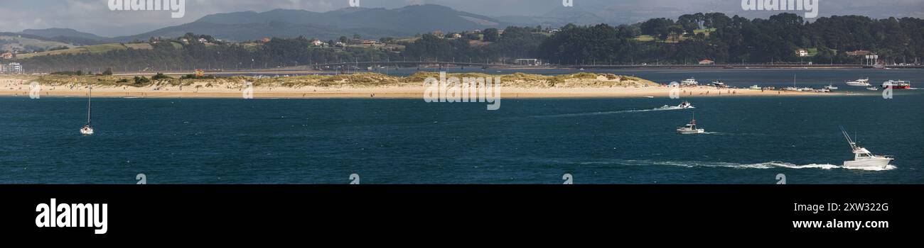 Santander, Espagne - 20 août 2022 : banc de sable d'El Puntal vu de Santader, Espagne. Banque D'Images