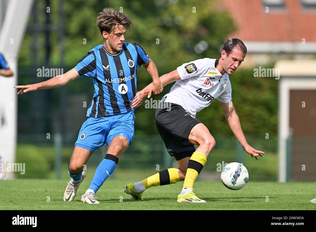 Roeselare, Belgique. 17 août 2024. Lynnt Audoor (62) du Club NXT combattant pour le ballon avec Sebastiaan Brebels (6) de Lokeren lors d'un match de football entre le Club Brugge NXT et le KSC Lokeren Temsen le jour 1 de la saison Challenger Pro League 2024-2025, le samedi 17 août 2024 à Roeselare, Belgique . Crédit : Sportpix/Alamy Live News Banque D'Images