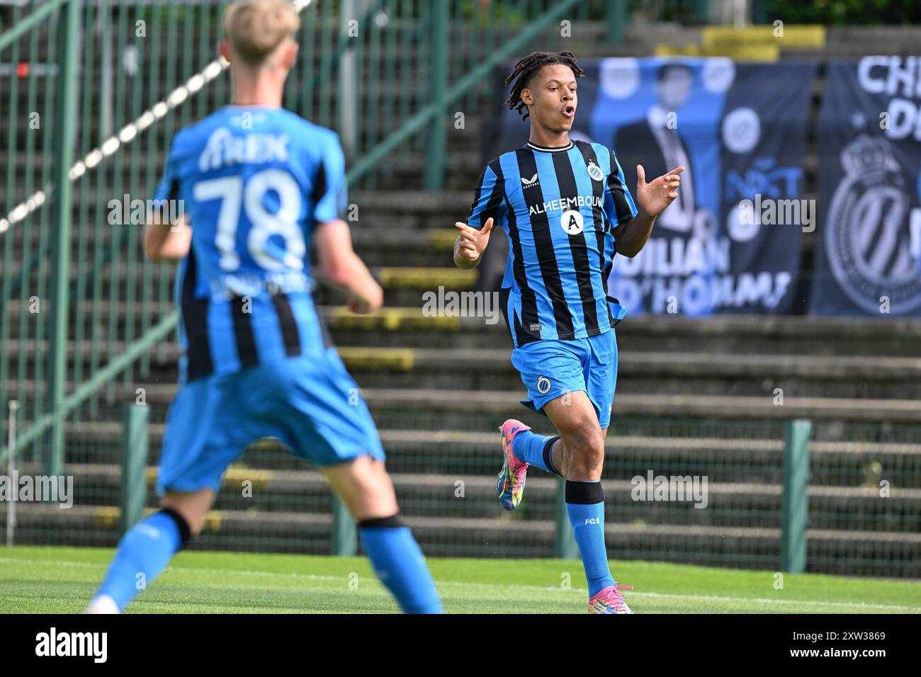 Roeselare, Belgique. 17 août 2024. Kaye Furo (87 ans) du Club NXT célèbre après avoir marqué le but 2-0 lors d'un match de football entre le Club Brugge NXT et le KSC Lokeren Temsen le jour 1 de la saison Challenger Pro League 2024-2025, le samedi 17 août 2024 à Roeselare, Belgique . Crédit : Sportpix/Alamy Live News Banque D'Images