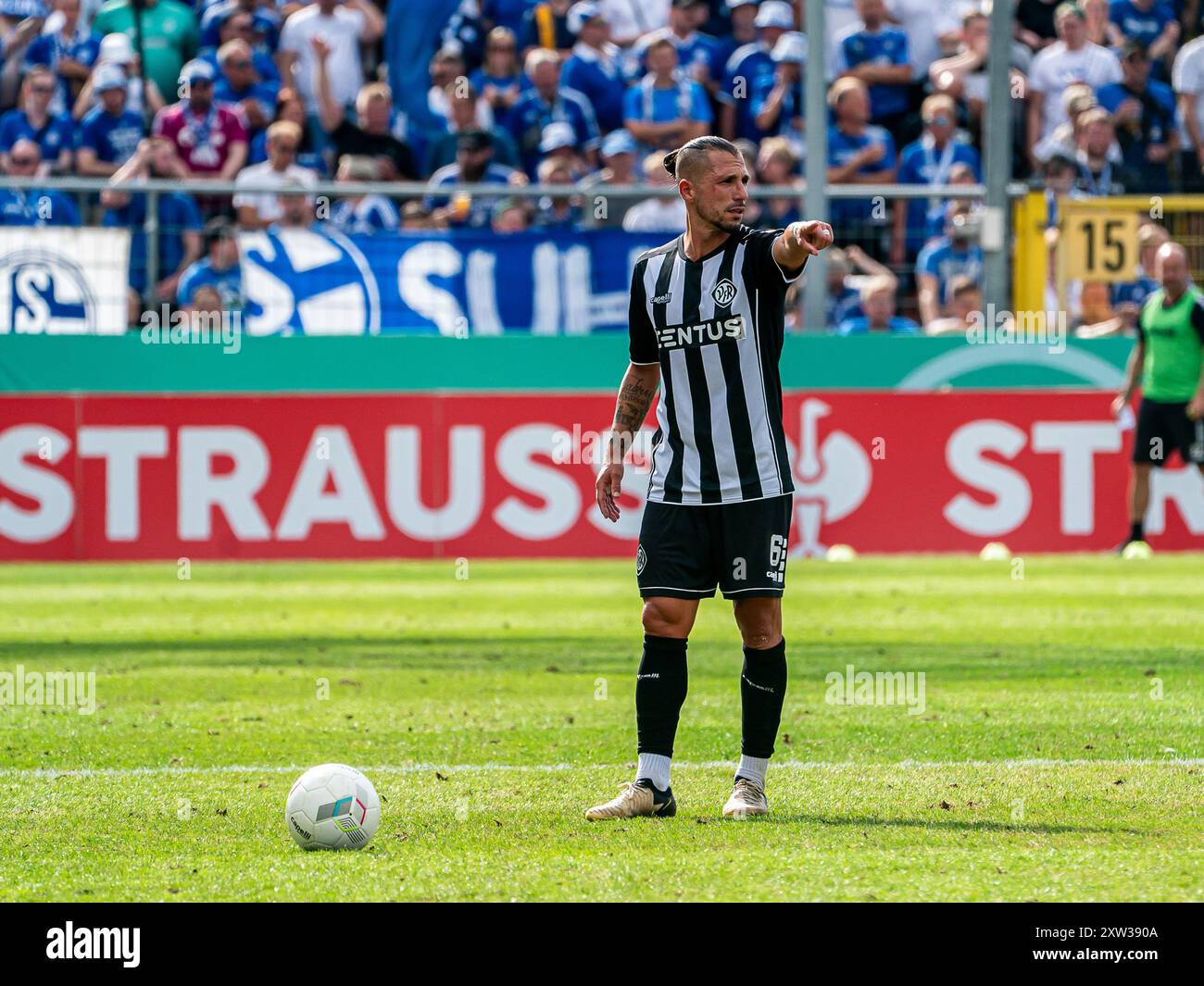 Luigi Campagna (VFR Aalen, #06) Zeigt an WO Seine Mitspieler hinlaufen sollen, GER, VFR Aalen - FC Schalke 04, Fussball, DFB-Pokal, 1. Runde, Spielzeit 2024/2025, 17.08.2024, la réglementation DFB/DFL interdit toute utilisation de photographies comme séquences d'images et/ou quasi-vidéo. Foto : EIBNER/Michael Schmidt Banque D'Images