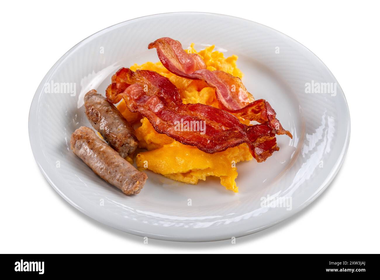 Oeufs brouillés, bacon et saucisse petit déjeuner dans une assiette blanche isolée sur blanc avec chemin de coupe inclus Banque D'Images