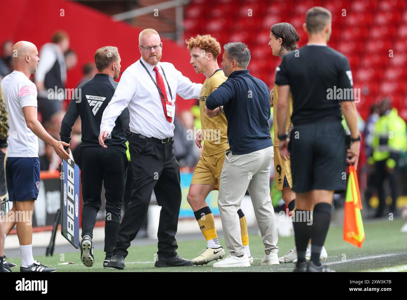 Jack Colback (4), milieu de terrain des Queens Park Rangers, envoyé par Marti Cifuentes, manager des Queens Park Rangers, lors du match Sheffield United FC vs Queens Park Rangers FC SKY Bet EFL Championship à Bramall Lane, Sheffield, Angleterre, Royaume-Uni le 17 août 2024 crédit: chaque deuxième Media/Alamy Live News Banque D'Images