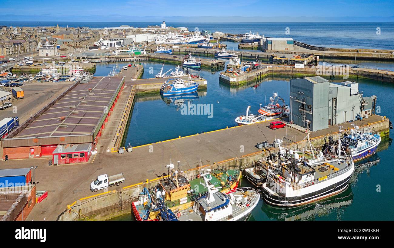 Port de Fraserburgh Aberdeenshire Écosse bassin de Faithlie et jetée le long bâtiment du marché aux poissons avec le phare de Kinnaird au loin Banque D'Images