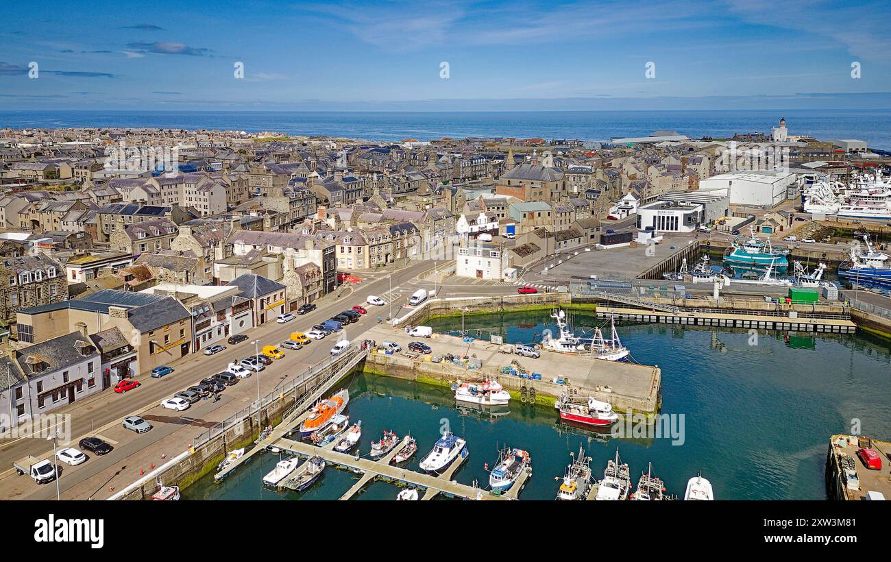 Fraserburgh Harbour Aberdeenshire Écosse vue sur les nombreuses maisons de ville et les petits bateaux de pêche amarrés dans le port Banque D'Images