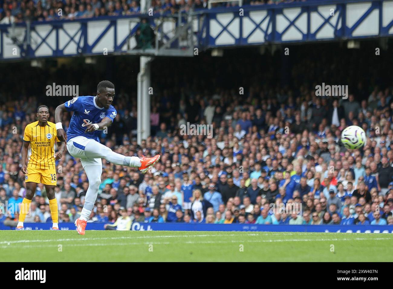 Liverpool, Royaume-Uni. 17 août 2024. Idrissa Gueye d'Everton tente un tir. Premier League match, Everton v Brighton & Hove Albion au Goodison Park à Liverpool le samedi 17 août 2024. Cette image ne peut être utilisée qu'à des fins éditoriales. Usage éditorial exclusif, photo de Chris Stading/Andrew Orchard photographie sportive/Alamy Live News crédit : Andrew Orchard photographie sportive/Alamy Live News Banque D'Images