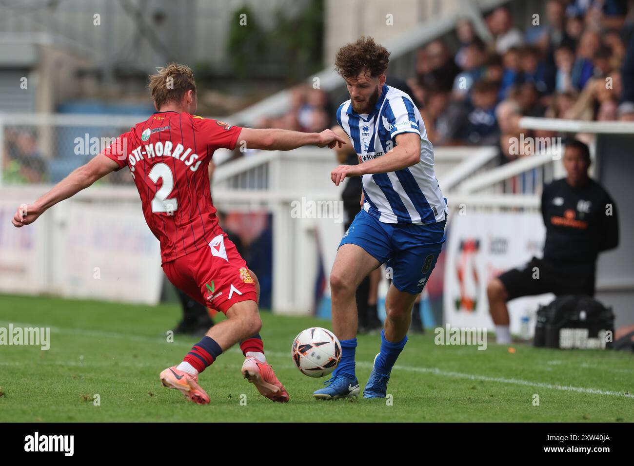 Anthony Mancini de Hartlepool United en action avec Gus Scott-Morriss lors du match de la Ligue nationale Vanarama entre Hartlepool United et Southend United au Victoria Park, Hartlepool le samedi 17 août 2024. (Photo : Mark Fletcher | mi News) crédit : MI News & Sport /Alamy Live News Banque D'Images