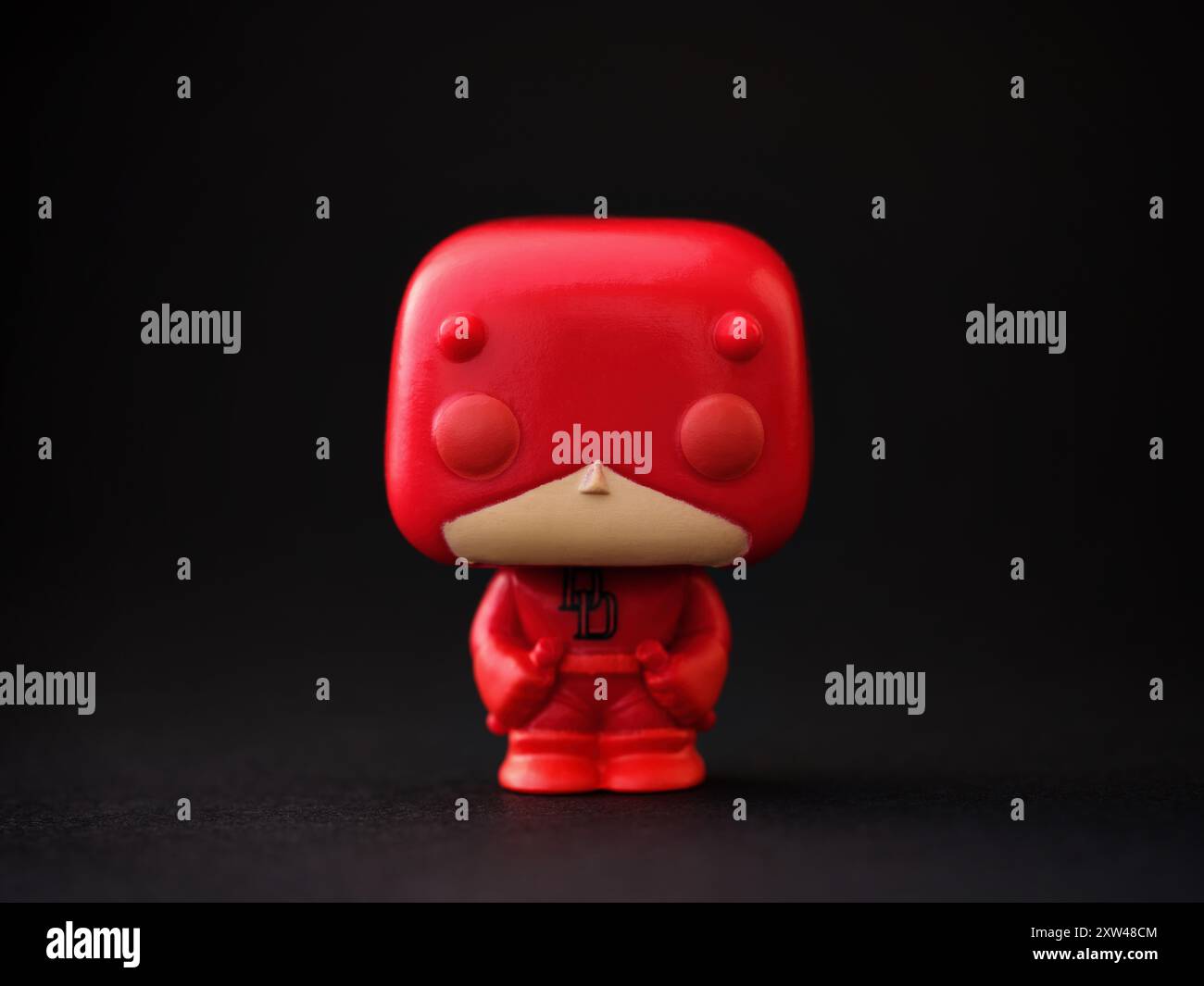 Tambov, Fédération de Russie - 10 août 2024 Daredevil Funko POP Mini Vinyl Figurine sur fond noir. Banque D'Images