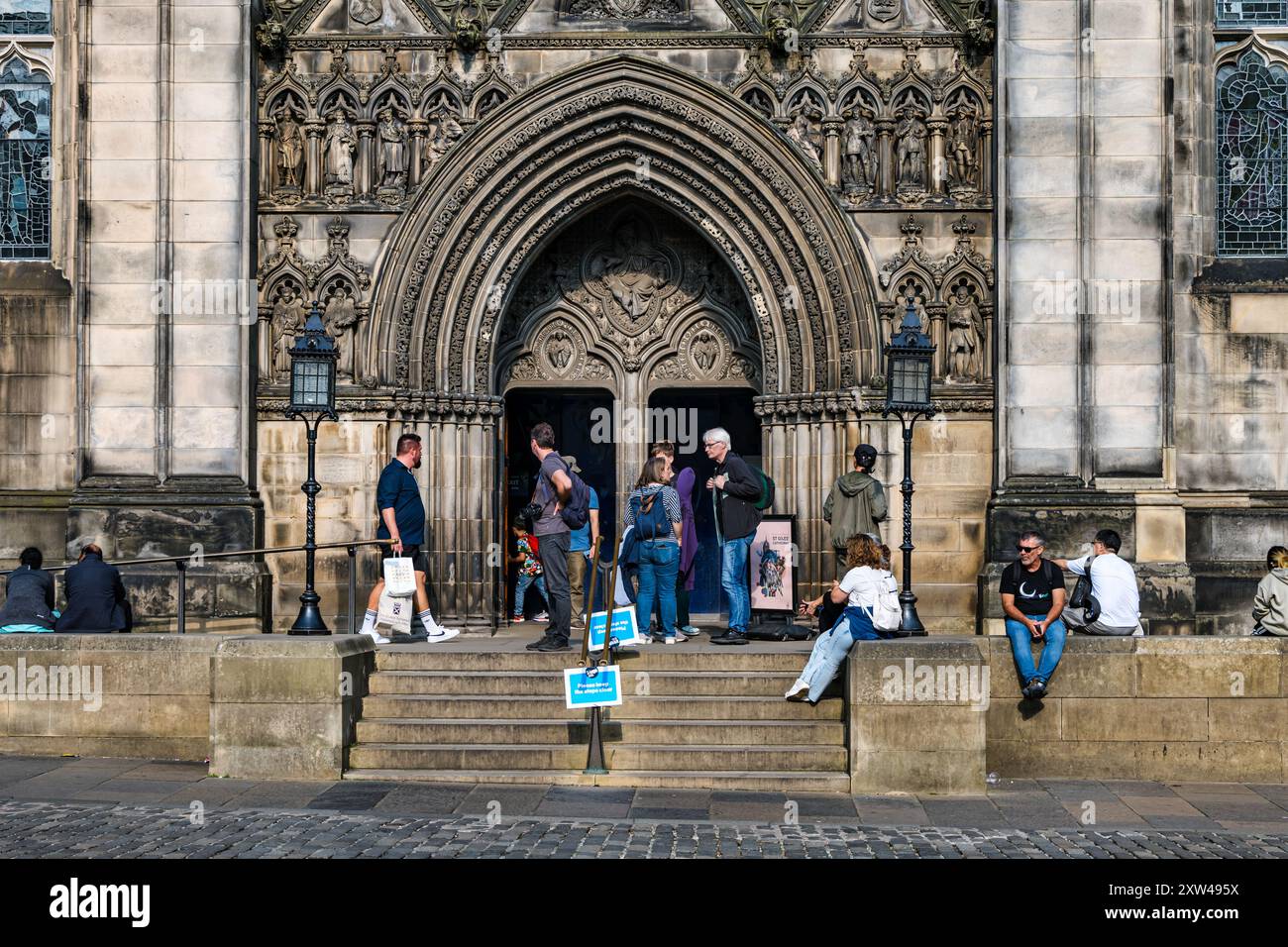 Touristes à l'entrée de la cathédrale St Giles, Parliament Square, Édimbourg, Écosse, Royaume-Uni Banque D'Images