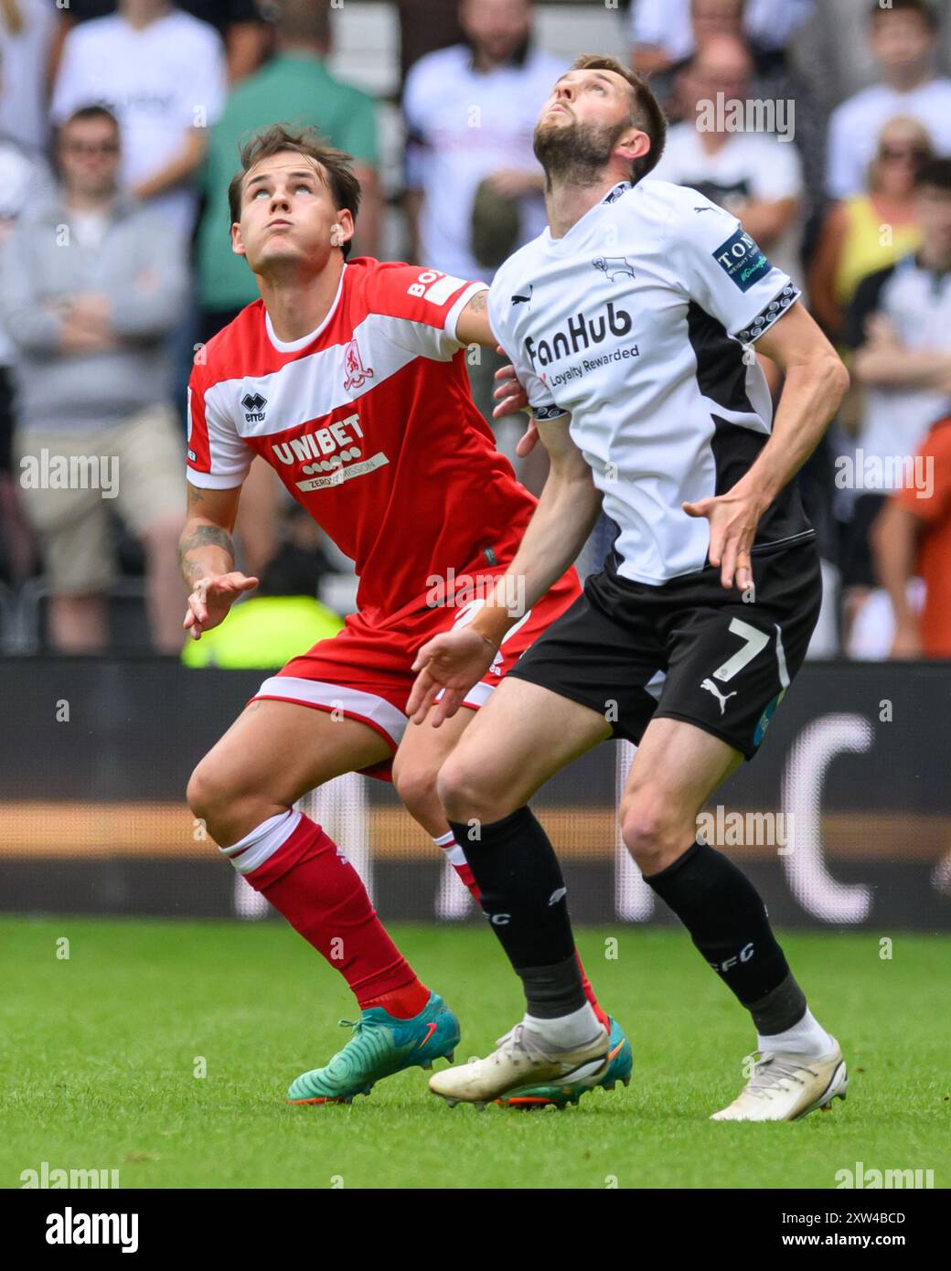 Tommy CONWAY du Middlesbrough FC et Tom BARKHUIZEN du Derby County FC prêts à recevoir le ballon d'un coup de but lors du match du Sky Bet Championship Derby County vs Middlesbrough au Pride Park Stadium, Derby, Royaume-Uni, 17 août 2024 (photo de Mark Dunn/News images) Banque D'Images