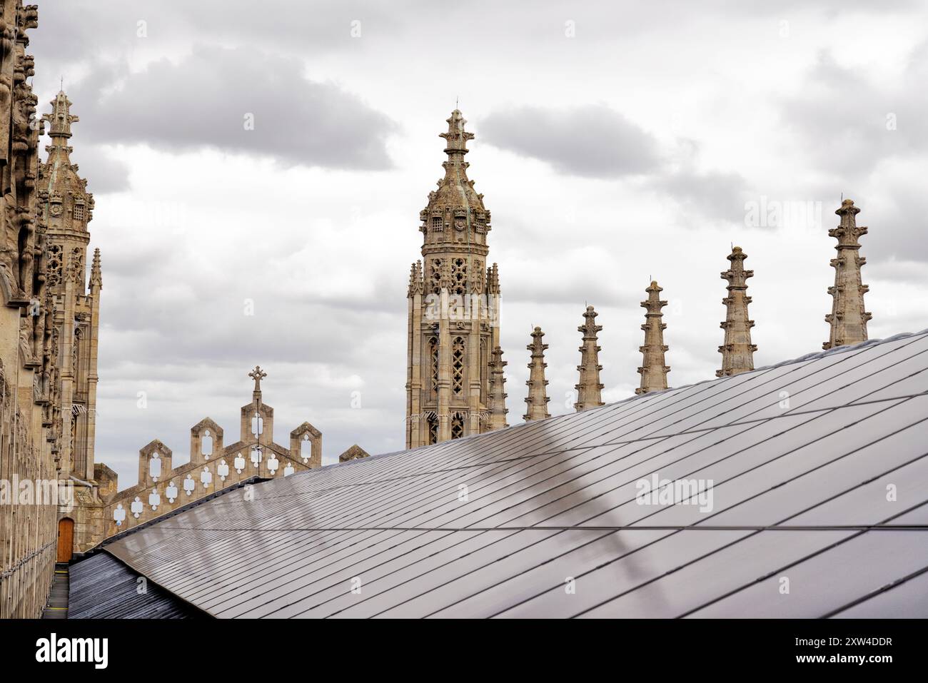 Toit de la chapelle du Kings College, avec des panneaux solaires installés en 2023 pour l'énergie verte, renouvelable ou solaire ; Kings College Cambridge Royaume-Uni. Banque D'Images