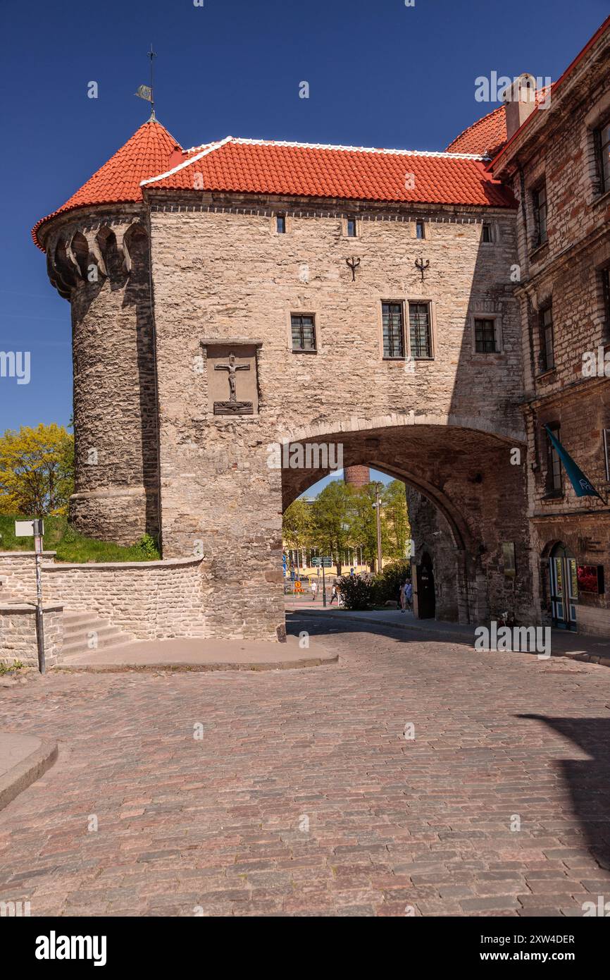 Porte historique et tour, Tallinn, Estonie Banque D'Images