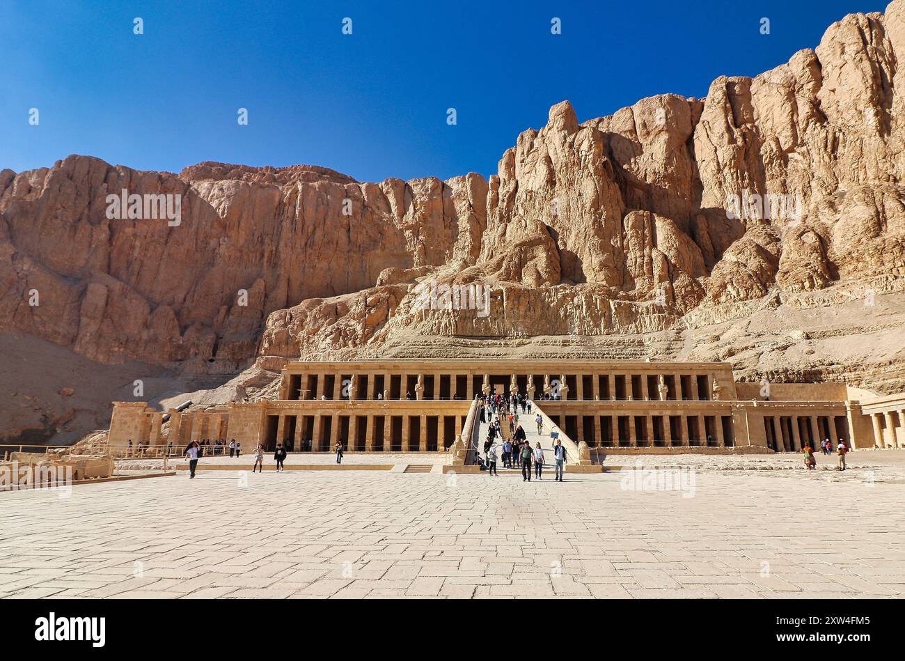 Le magnifique temple mortuaire d'Hatshepsout sur la rive ouest du nil dédié à la Grande 18ème dynastie femme Pharoah Hatshepsout, chef-d'œuvre de l'architecture égyptienne antique près de Louxor, Egypte Banque D'Images