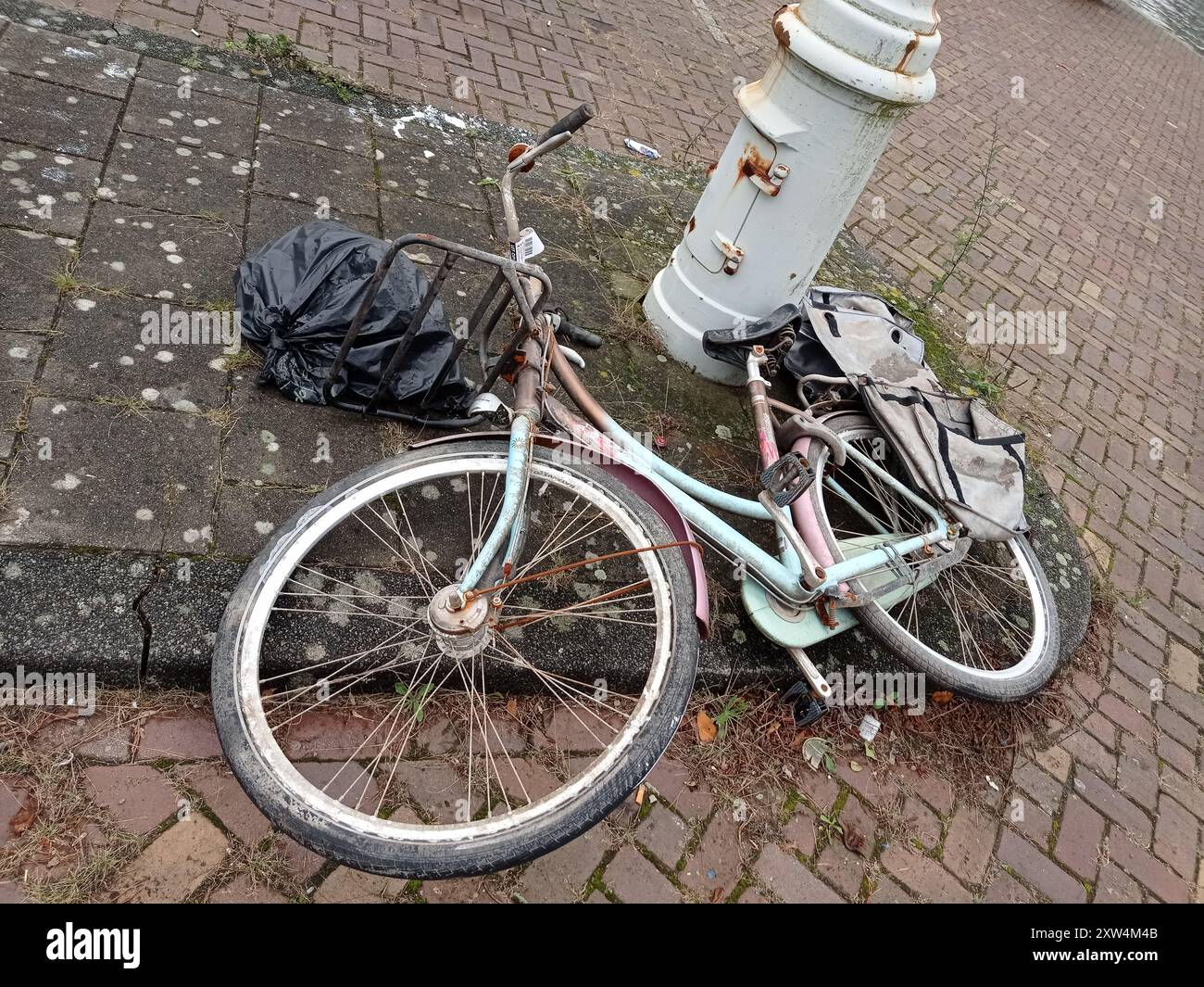 Un vélo abandonné à Amsterdam Banque D'Images