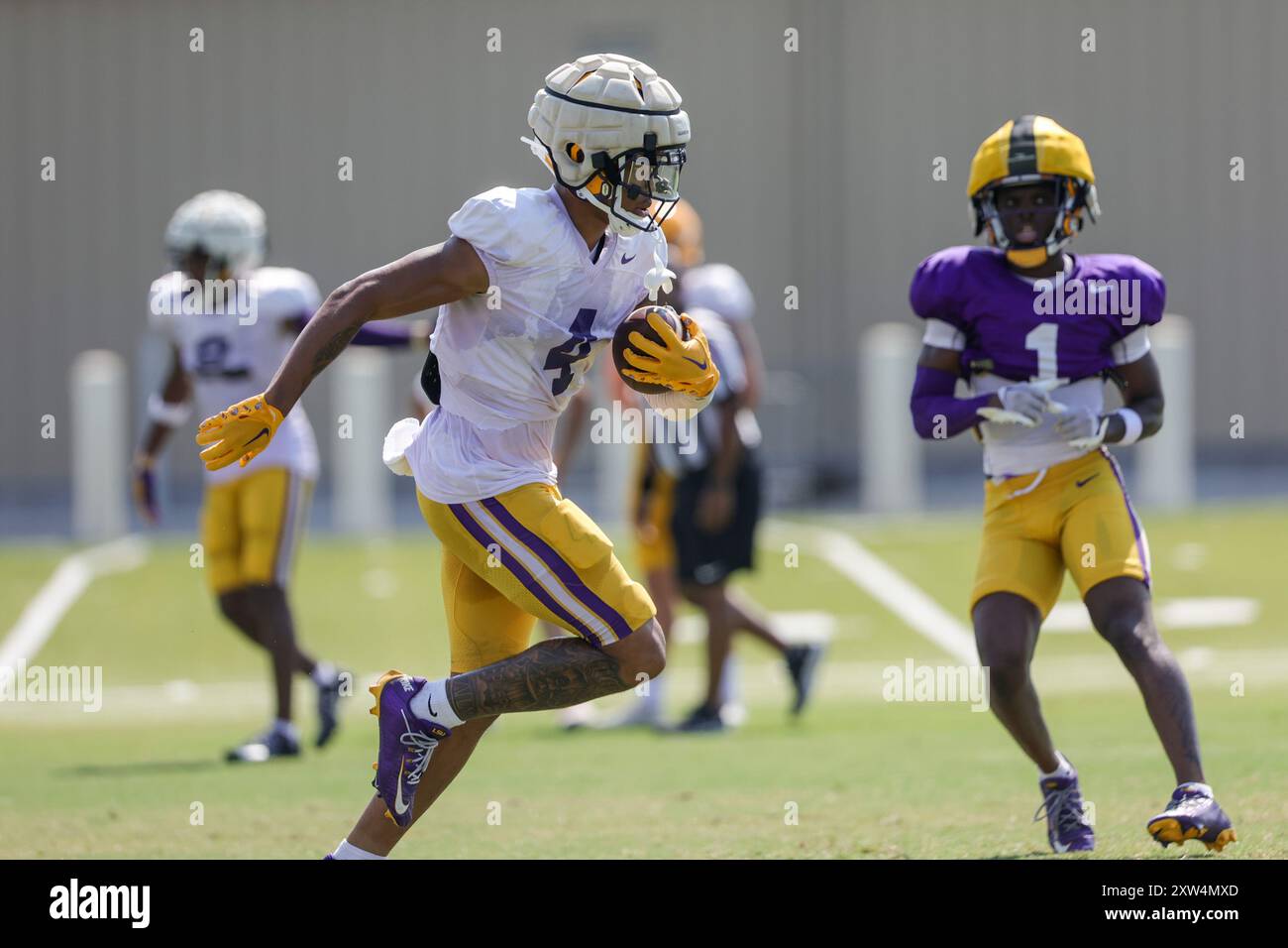 17 août 2024 : le récepteur LSU Wide CJ Daniels (4) tente de dépasser le dos défensif Ashton stamps (1) pendant le camp de football d'automne au centre d'entraînement LSU Charles McClendon à Baton Rouge, EN LOUISIANE. Jonathan Mailhes/CSM Banque D'Images