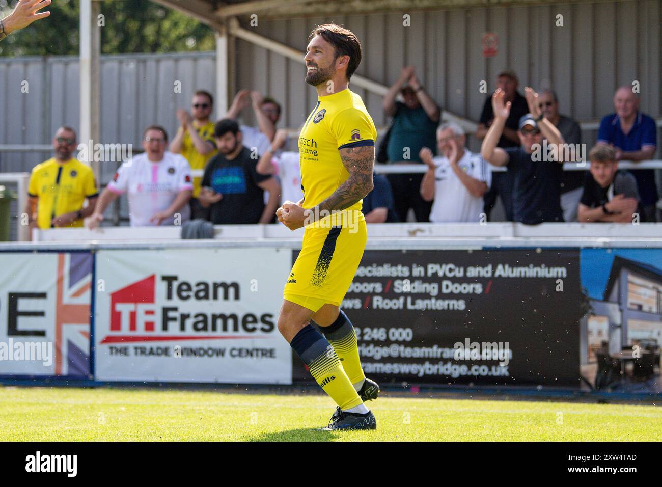 Farnborough, Royaume-Uni. 17 août 2024. Ricky Holmes du Farnborough FC célèbre son but lors du match de la Ligue nationale Vanarama Sud entre Farnborough et Torquay United au Saunders transport Community Stadium. Crédit : Dave Vokes/Alamy Live News Banque D'Images