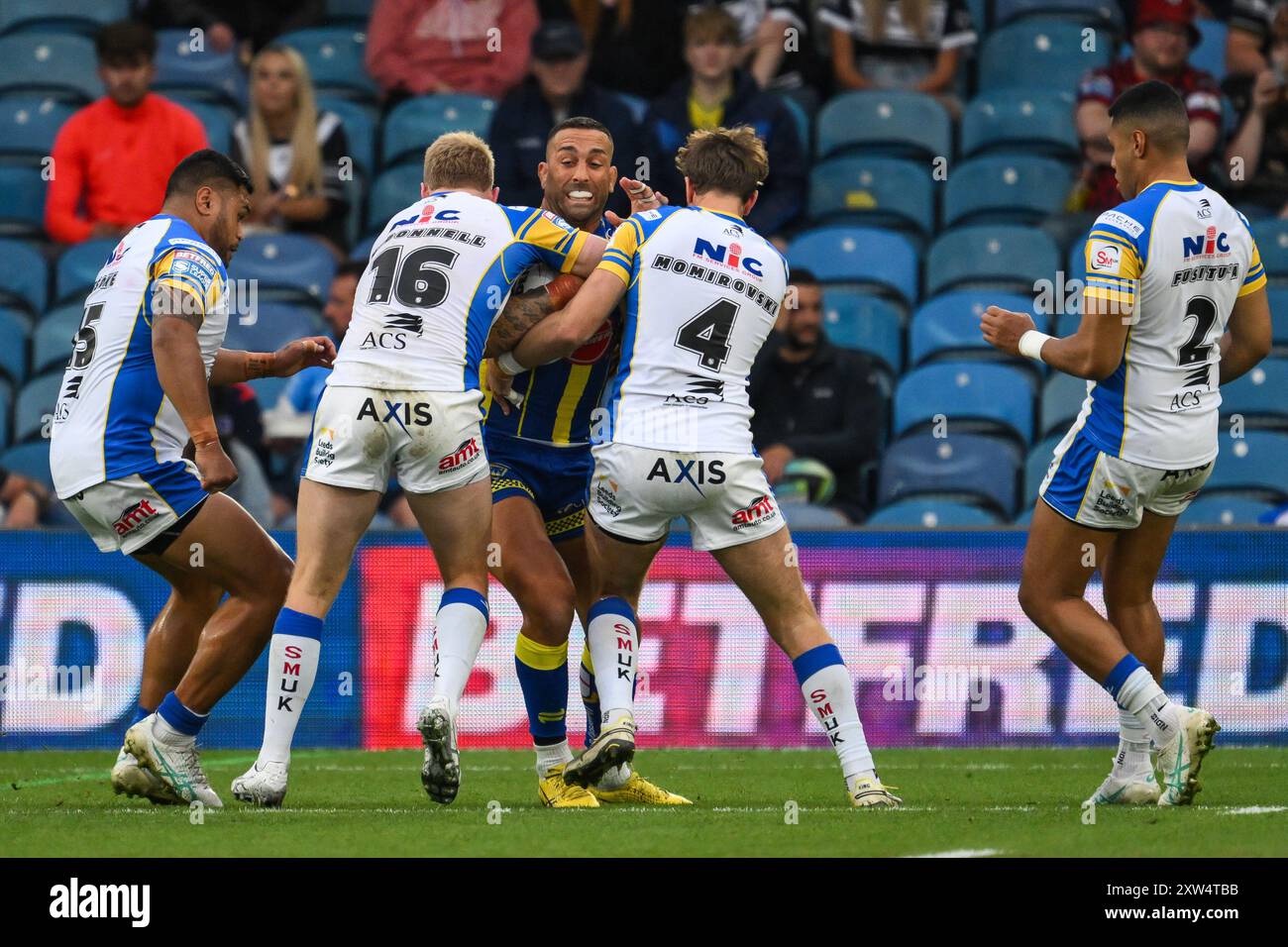 Paul Vaughan de Warrington Wolves est affronté par James McDonnell de Leeds Rhinos et Paul Momirovski de Leeds Rhinos lors du Magic Weekend match Warrington Wolves vs Leeds Rhinos à Elland Road, Leeds, Royaume-Uni, 17 août 2024 (photo de Craig Thomas/News images) Banque D'Images
