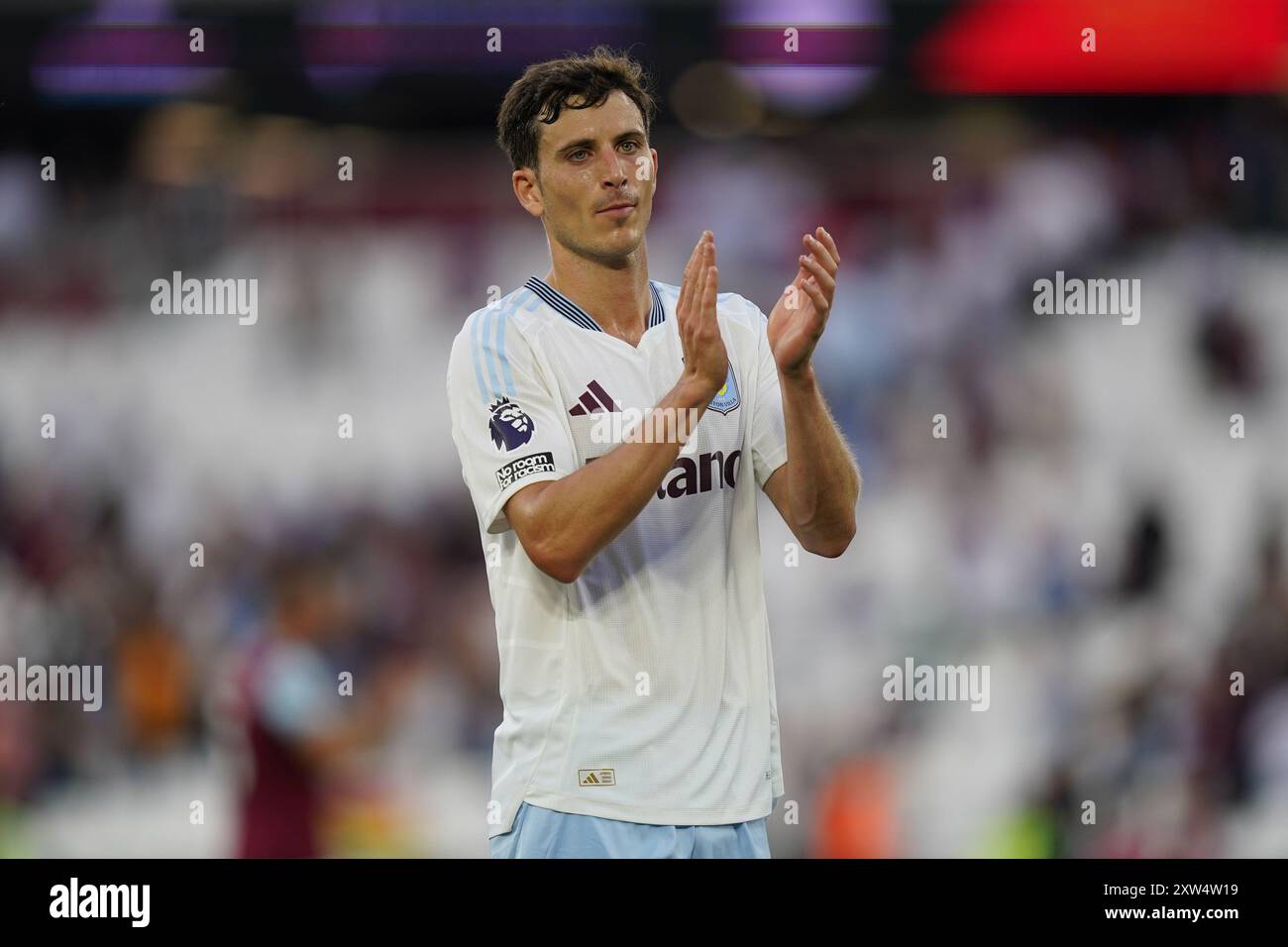 Londres, Royaume-Uni. 17 août 2024. Pau Torres d'Aston Villa applaudissant les fans après le West Ham United FC contre Aston Villa FC au London Stadium, Londres, Angleterre, Royaume-Uni le 17 août 2024 Credit : Every second Media/Alamy Live News Banque D'Images