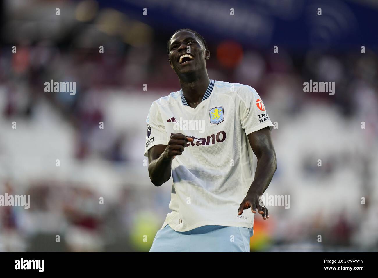 Londres, Royaume-Uni. 17 août 2024. Amadou Onana d'Aston Villa applaudissant les fans après le West Ham United FC contre Aston Villa FC au London Stadium, Londres, Angleterre, Royaume-Uni le 17 août 2024 Credit : Every second Media/Alamy Live News Banque D'Images