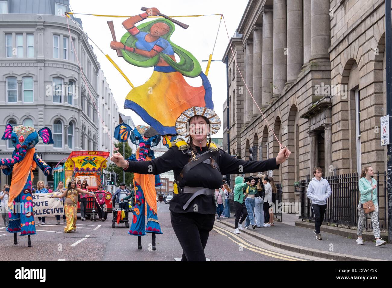 Belfast Mela Multicultural Carnival Parade - dame avec art décoratif inhabituel prenant part aux festivités du centre-ville. Belfast, Royaume-Uni - 17 août 2024. Banque D'Images