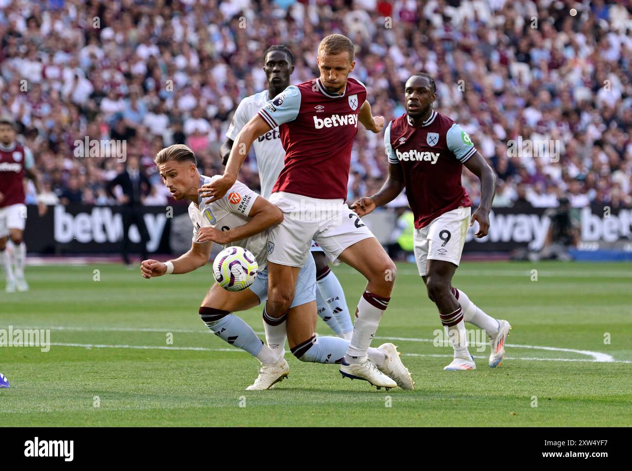 Londres, Royaume-Uni. 17 août 2024. Matty Cash (Aston Villa) s'attaque à Tomáš Souček (West Ham) pour donner un penalty à West Ham lors du match de West Ham vs Aston Villa premier League au London Stadium Stratford. Cette image est RÉSERVÉE à UN USAGE ÉDITORIAL. Licence requise de Football DataCo pour toute autre utilisation. Crédit : MARTIN DALTON/Alamy Live News Banque D'Images