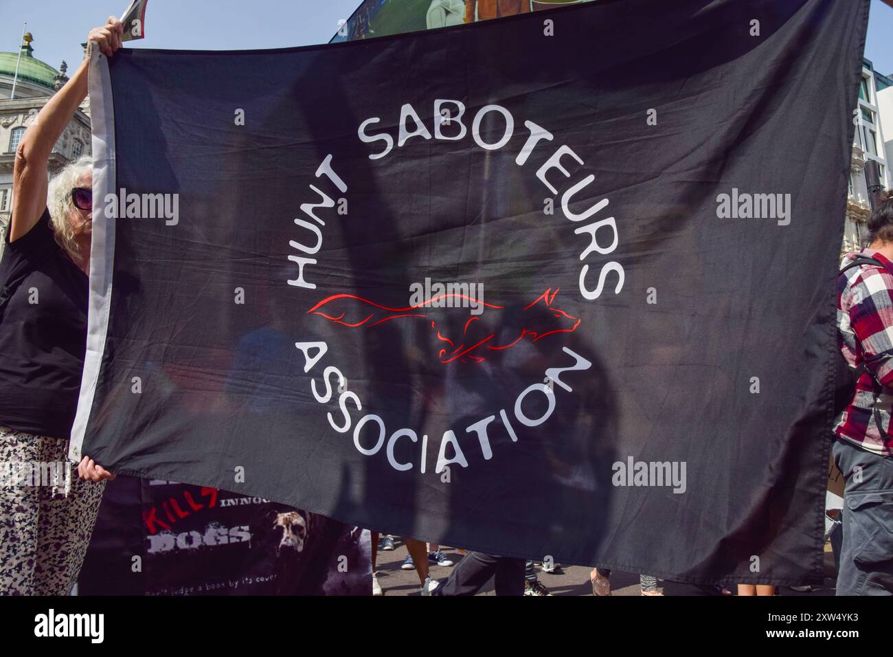 Londres, Royaume-Uni. 17 août 2024. Les militants de l'association Hunt saboteurs passent par Piccadilly Circus lors de la National animal Rights March dans le centre de Londres. La manifestation annuelle met en lumière la souffrance et la mort de milliards d'animaux dans tous les domaines de l'activité humaine, lutte pour la libération des animaux et pour la fin de l'exploitation animale, et promeut le véganisme et un mode de vie sans cruauté. Crédit : Vuk Valcic/Alamy Live News Banque D'Images