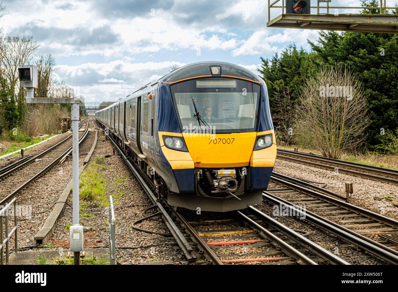 Southeastern Class 707 Desiro City entrant dans la gare de Petts Wood, Petts Wood, Orpington, Kent Banque D'Images