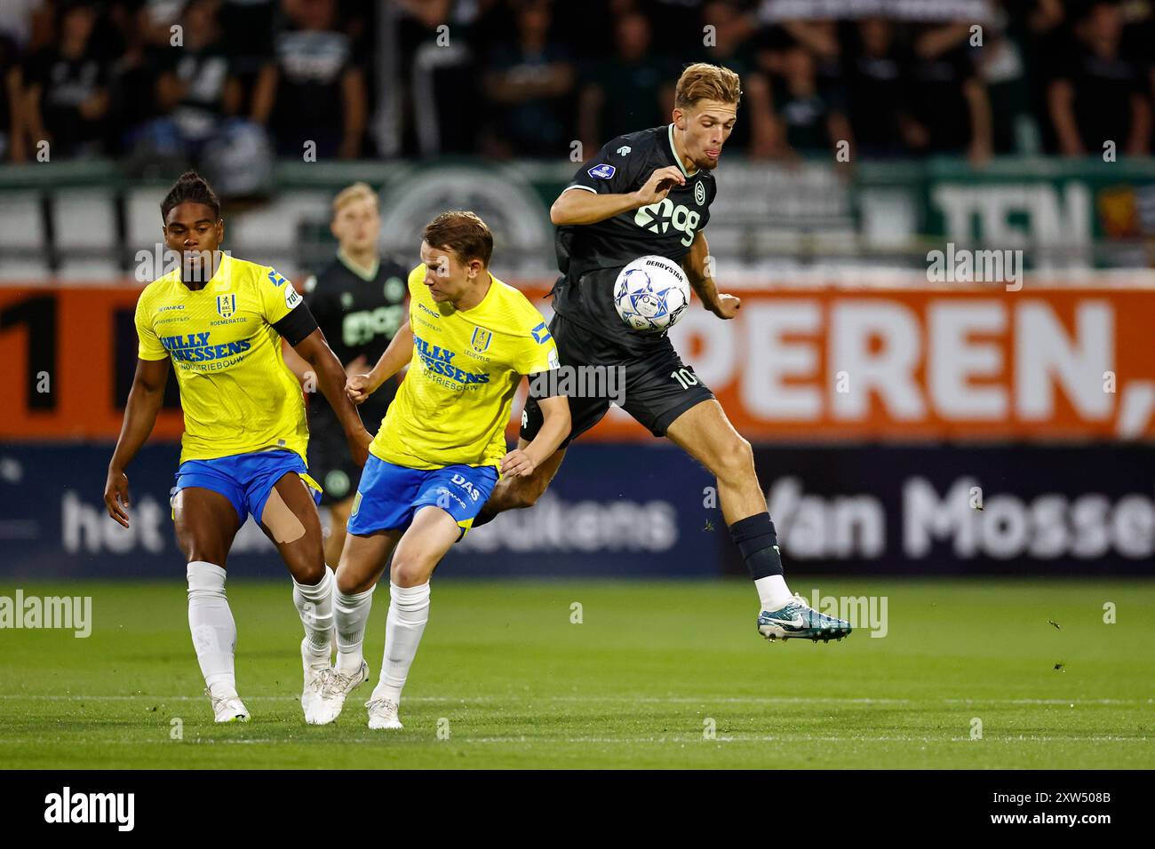 WAALWIJK - (G-d) Godfried Roemeratoe du RKC Waalwijk, Julian Lelieveld du RKC Waalwijk, Luciano Valente du FC Groningen lors du match néerlandais Eredivisie entre le RKC Waalwijk et le FC Groningen au stade Mandemakers le 17 août 2024 à Waalwijk, pays-Bas. Banque D'Images