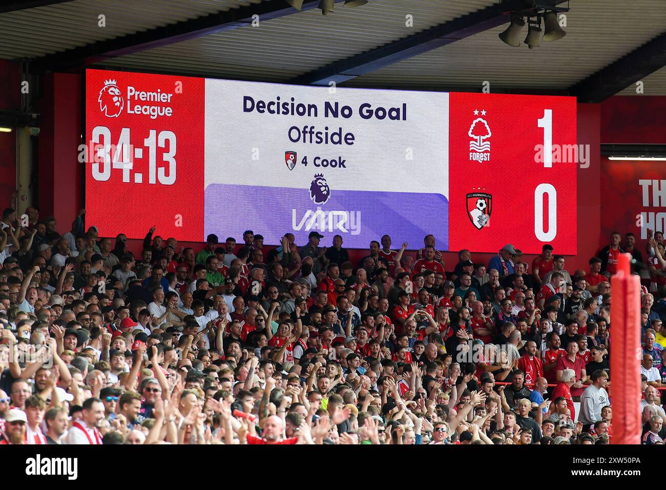 VAR règle aucun but dû à Off Side lors du match de premier League entre Nottingham Forest et Bournemouth au City Ground, Nottingham le samedi 17 août 2024. (Photo : Jon Hobley | mi News) crédit : MI News & Sport /Alamy Live News Banque D'Images