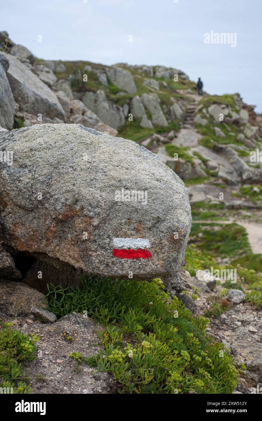 Le GR34 douaniers longue distance chemin et route de randonnée côtière en Bretagne, France, Europe. Sentier de grande randonnée Banque D'Images