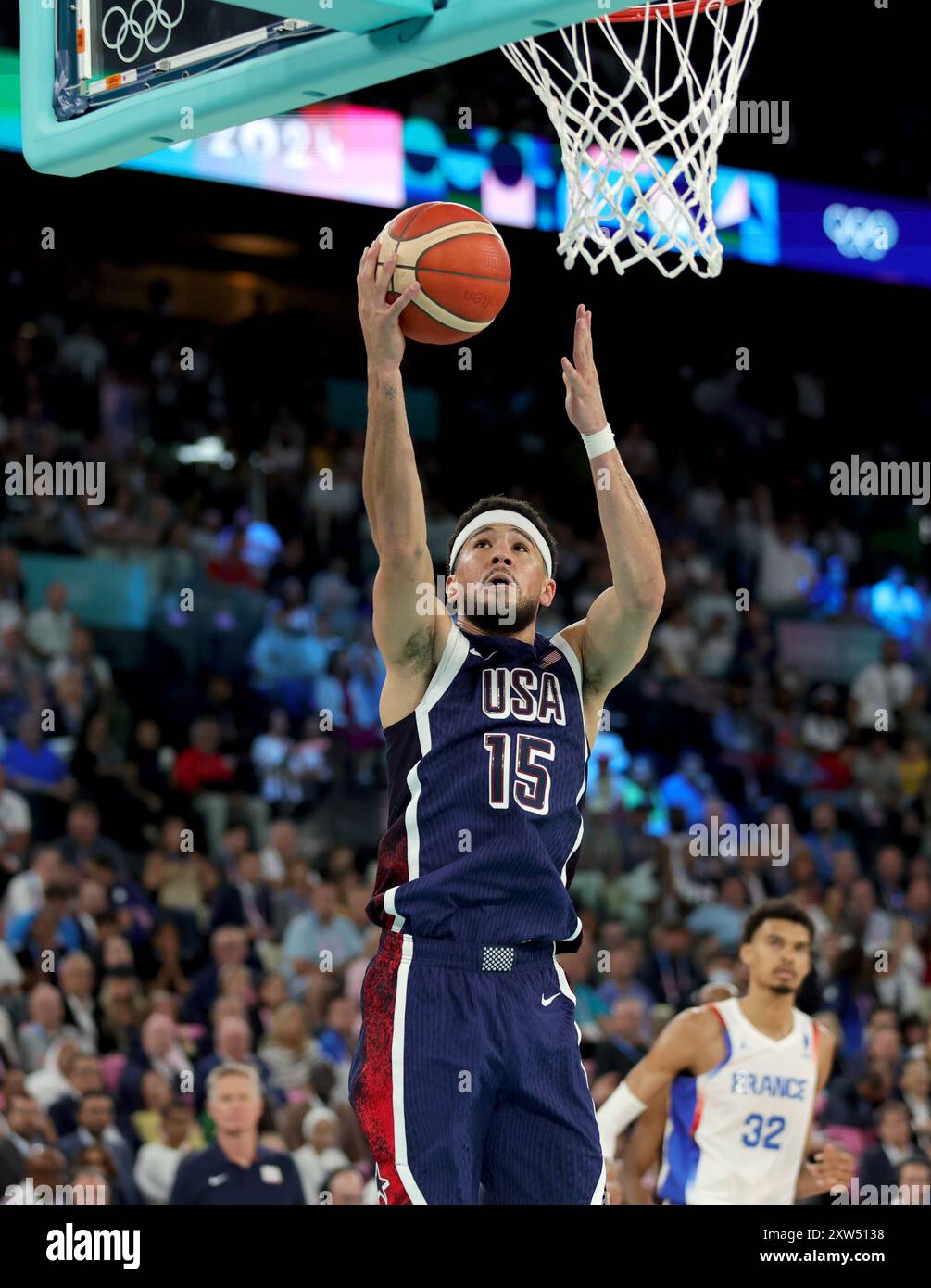 PARIS, FRANCE - 10 AOÛT : Devin Booker, des États-Unis, lors du match pour la médaille d’or de basket-ball masculin, le 15e jour des Jeux Olympiques de Paris 2024 à Bercy Arena, le 10 août 2024 à Paris, France. © diebilderwelt / Alamy Stock Banque D'Images