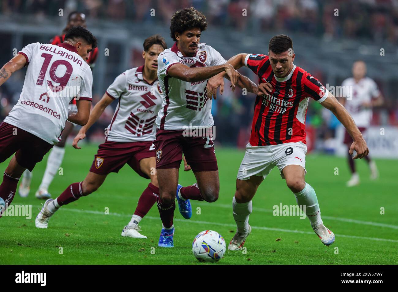 Luka Jovic de l'AC Milan concourt pour le ballon avec Valentino Lazaro du Torino FC lors du match de Serie A 2024/25 entre l'AC Milan et le Torino FC au stade San Siro de Milan, Italie, le 17 août 2024 Banque D'Images