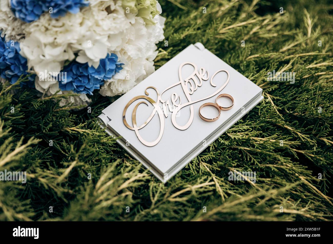 Détails de mariage élégants avec bouquet floral et signe «un amour», symbolisant l'unité éternelle Banque D'Images