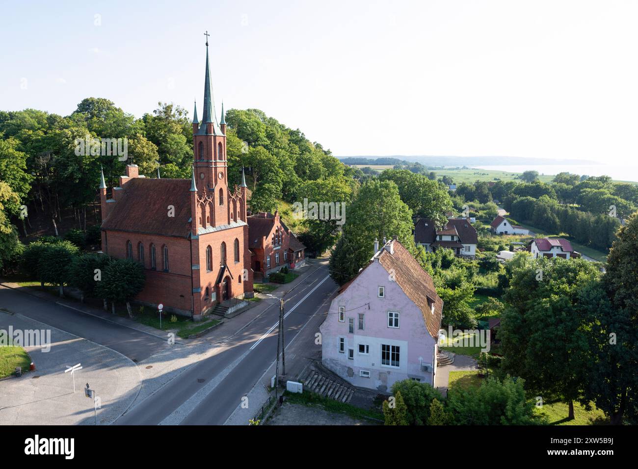 Église médiévale dans l'après-midi lumière du soleil posée contre la colline au bord de la mer Banque D'Images