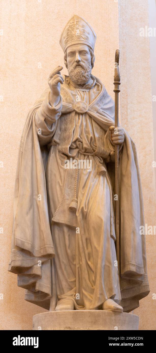 ASSISE, ITALIE - 17 MAI 2024 : la statue en marbre de équipée Rufino dans la cathédrale San Rufino de Paul Lemoyne (1823). Banque D'Images