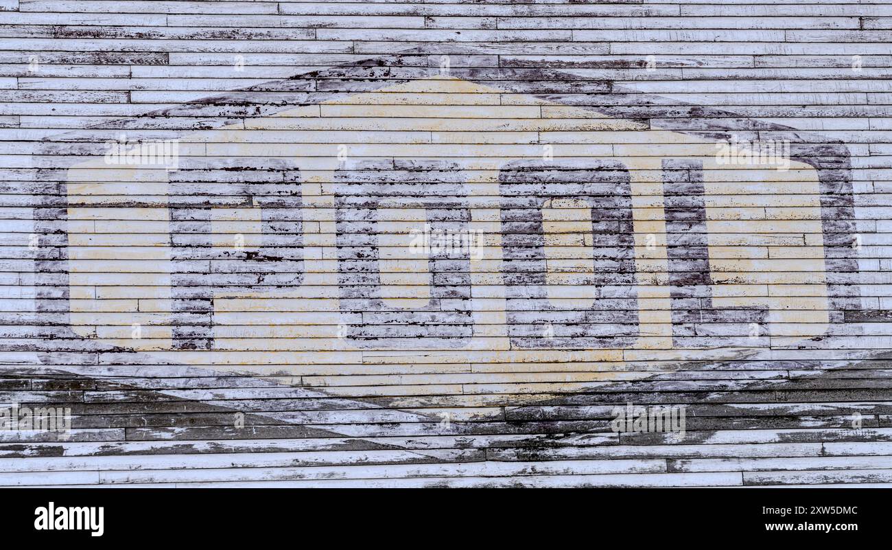 Un emblème fané de la Saskatchewan Wheat Pool sur un silo à grains en bois à Aneroid Saskatchewan. Banque D'Images