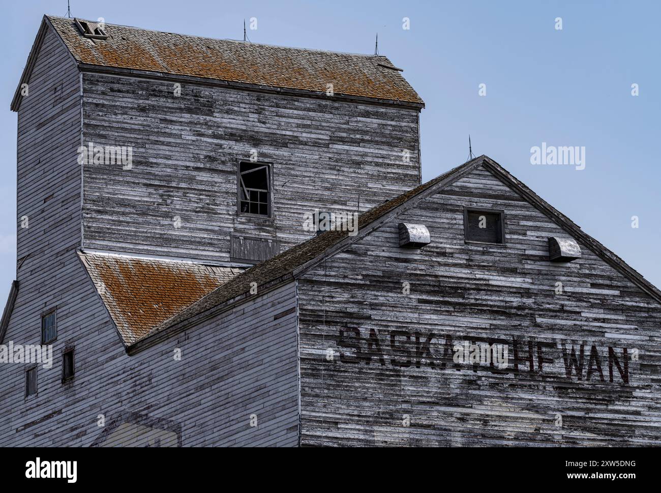 Un élévateur à grains en bois en décomposition à Aneroid Saskatchewan. Banque D'Images