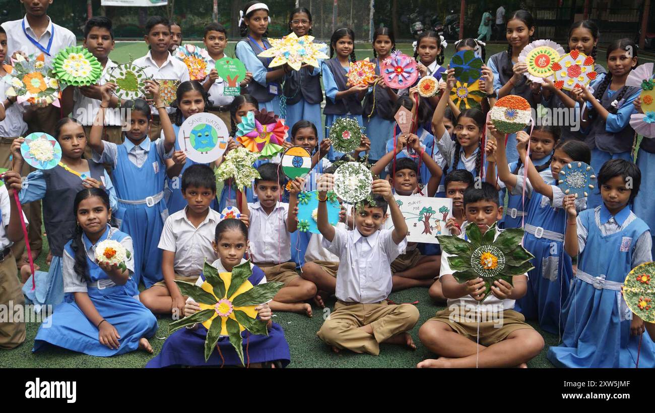 Mumbai, Inde. 17 août 2024. MUMBAI, INDE - 17 AOÛT : à l'occasion du prochain festival Raksha Bandhan, les étudiants de la Nouvelle école anglaise ont fait du Rakhi écologique et attaché rakhi aux arbres de Ram Maruti Road Thane pour sauver les arbres, sauver les arbres, sauver les arbres, sauver les arbres, le 17 août 2024 à Mumbai, Inde. (Photo de Praful Gangurde/Hindustan Times/Sipa USA ) crédit : Sipa USA/Alamy Live News Banque D'Images