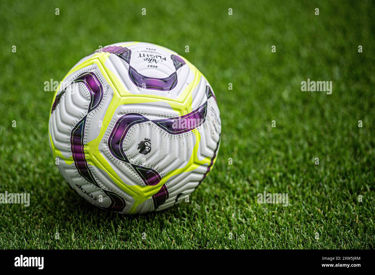 Ballon officiel Nike Flight premier League lors du match de premier League entre Newcastle United et Southampton au lieu James's Park, Newcastle le samedi 17 août 2024. (Photo : Trevor Wilkinson | mi News) crédit : MI News & Sport /Alamy Live News Banque D'Images