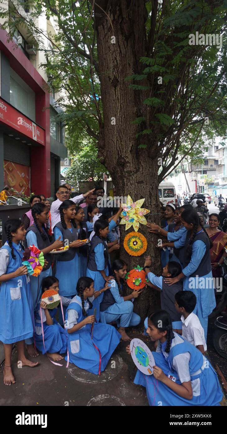 Mumbai, Inde. 17 août 2024. MUMBAI, INDE - 17 AOÛT : à l'occasion du prochain festival Raksha Bandhan, les étudiants de la Nouvelle école anglaise ont fait du Rakhi écologique et attaché rakhi aux arbres de Ram Maruti Road Thane pour sauver les arbres, sauver les arbres, sauver les arbres, sauver les arbres, le 17 août 2024 à Mumbai, Inde. (Photo de Praful Gangurde/Hindustan Times/Sipa USA ) crédit : Sipa USA/Alamy Live News Banque D'Images