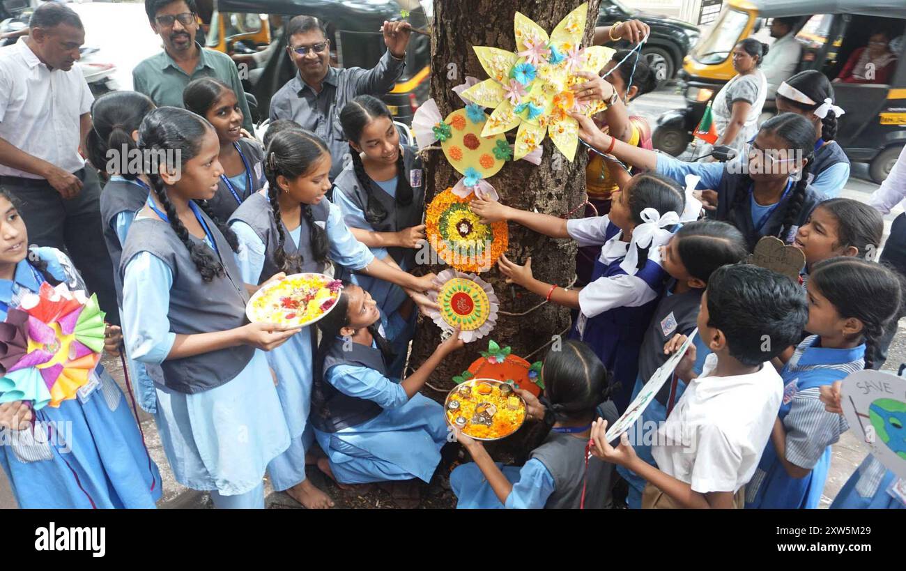 Mumbai, Inde. 17 août 2024. MUMBAI, INDE - 17 AOÛT : à l'occasion du prochain festival Raksha Bandhan, les étudiants de la Nouvelle école anglaise ont fait du Rakhi écologique et attaché rakhi aux arbres de Ram Maruti Road Thane pour sauver les arbres, sauver les arbres, sauver les arbres, sauver les arbres, le 17 août 2024 à Mumbai, Inde. (Photo de Praful Gangurde/Hindustan Times/Sipa USA ) crédit : Sipa USA/Alamy Live News Banque D'Images