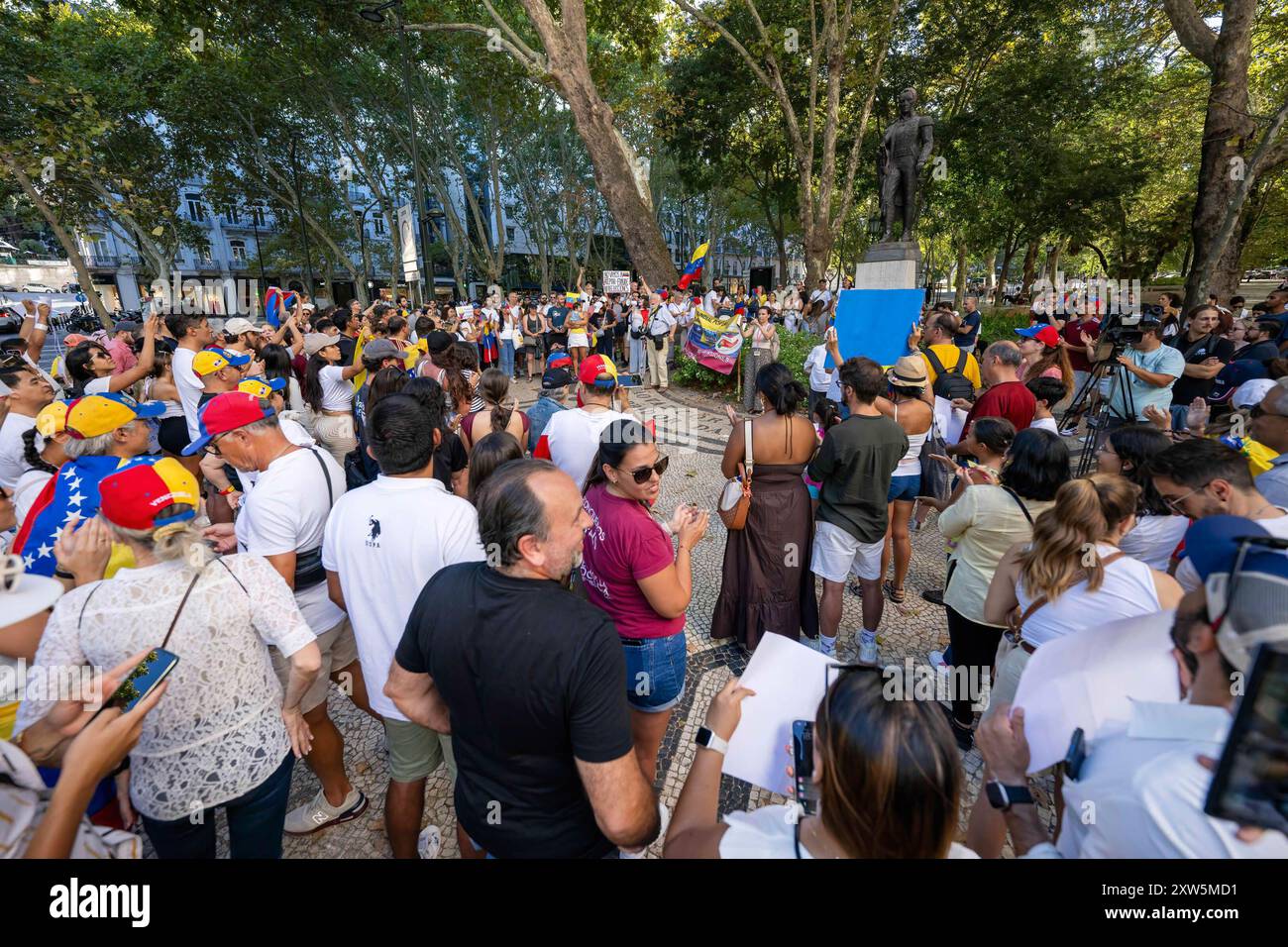 Lisbonne, Portugal. 17 août 2024. Des militants se rassemblent sur la place Restauradores lors d'un rassemblement. Les opposants au régime du président vénézuélien Nicolás Maduro et les citoyens ont organisé dans différentes villes du monde entier la manifestation du Grand monde pour la vérité, pour exiger la transparence dans les commissions électorales et pour exiger que les organisations internationales fassent respecter la volonté exprimée lors des dernières élections présidentielles. Crédit : SOPA images Limited/Alamy Live News Banque D'Images