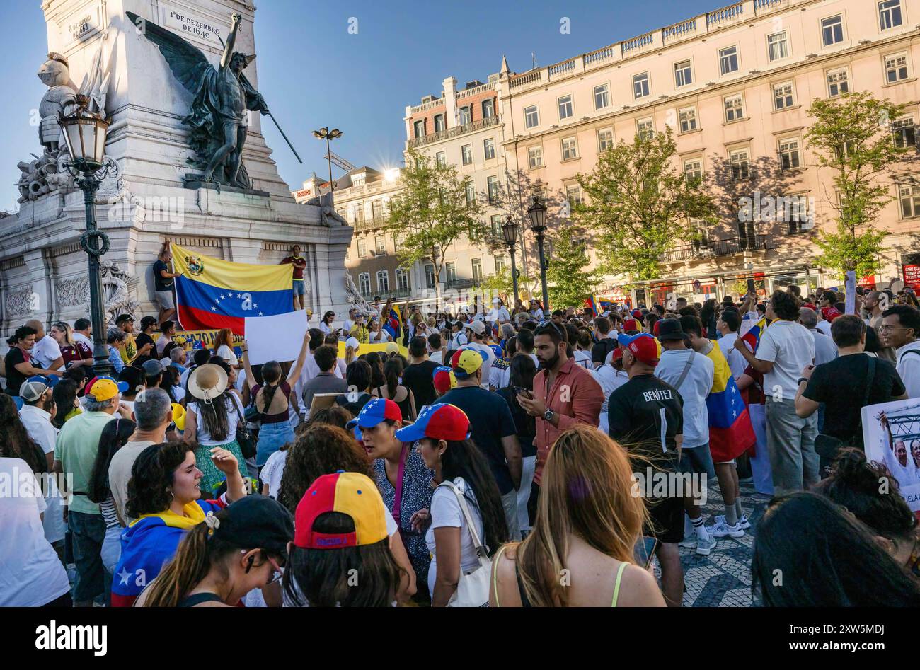 Lisbonne, Portugal. 17 août 2024. Des militants se rassemblent sur la place Restauradores lors d'un rassemblement. Les opposants au régime du président vénézuélien Nicolás Maduro et les citoyens ont organisé dans différentes villes du monde entier la manifestation du Grand monde pour la vérité, pour exiger la transparence dans les commissions électorales et pour exiger que les organisations internationales fassent respecter la volonté exprimée lors des dernières élections présidentielles. Crédit : SOPA images Limited/Alamy Live News Banque D'Images
