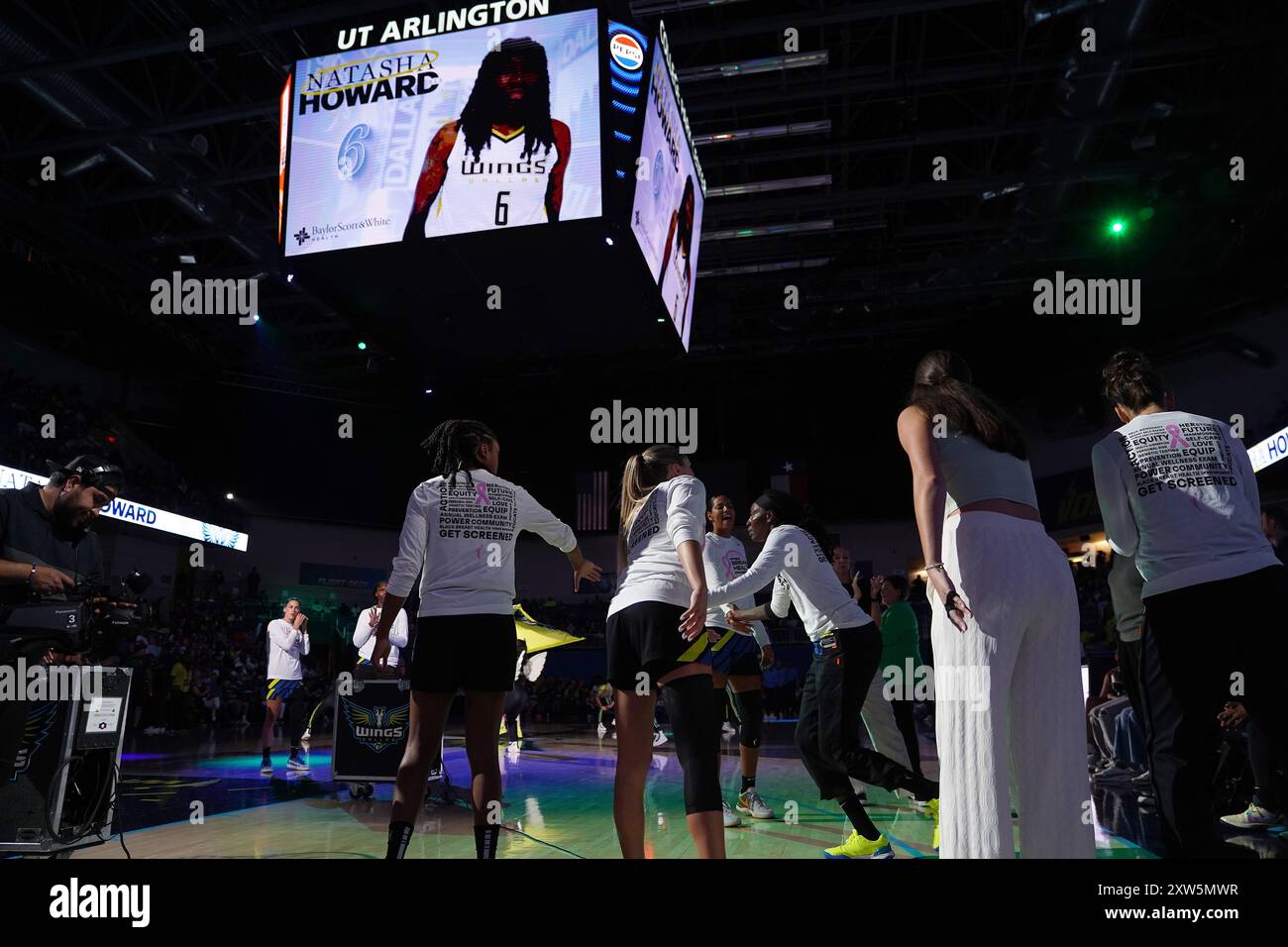 Arlington, États-Unis. 16 août 2024. L'attaquante Natasha Howard #6 est présentée avant le match WNBA lors du match WNBA entre les Wings de Dallas et le Connecticut Sun au College Park Center. Score final Dallas Wings 91 - 109 Connecticut Sun. le 16 août 2024 à Arlington, Texas, États-Unis. (Photo de Javier Vicencio/Eyepix Group) crédit : Eyepix Group/Alamy Live News Banque D'Images