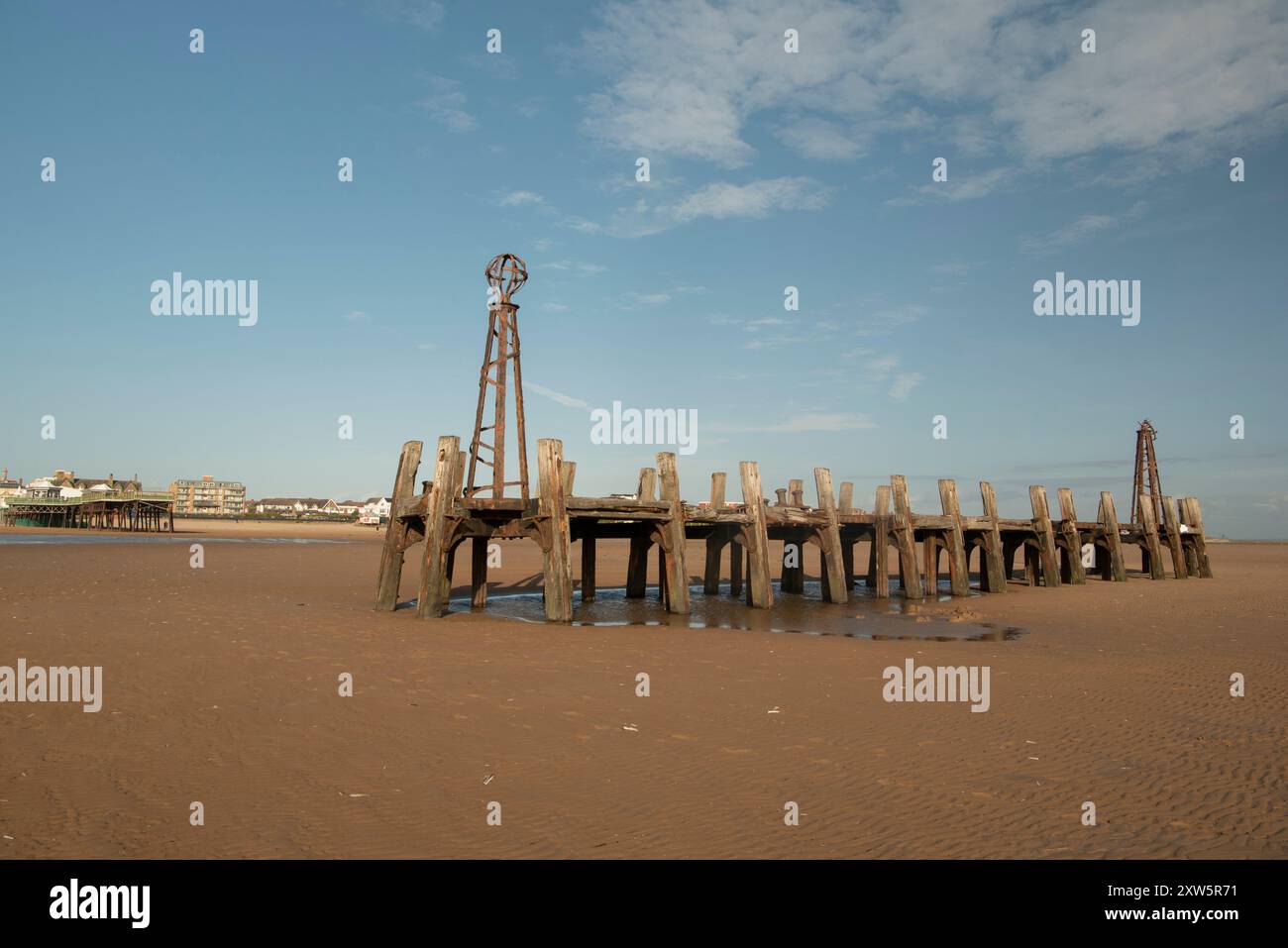 Les vestiges de la jetée d'atterrissage d'Anne's Pier à la plage d'Anne. St Annes-on-the-Sea est une station balnéaire sur la côte de Fylde, dans le Lancashire, au Royaume-Uni. Banque D'Images