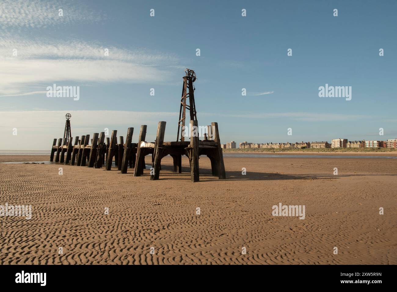 Les vestiges de la jetée d'atterrissage d'Anne's Pier à la plage d'Anne. St Annes-on-the-Sea est une station balnéaire sur la côte de Fylde, dans le Lancashire, au Royaume-Uni. Banque D'Images