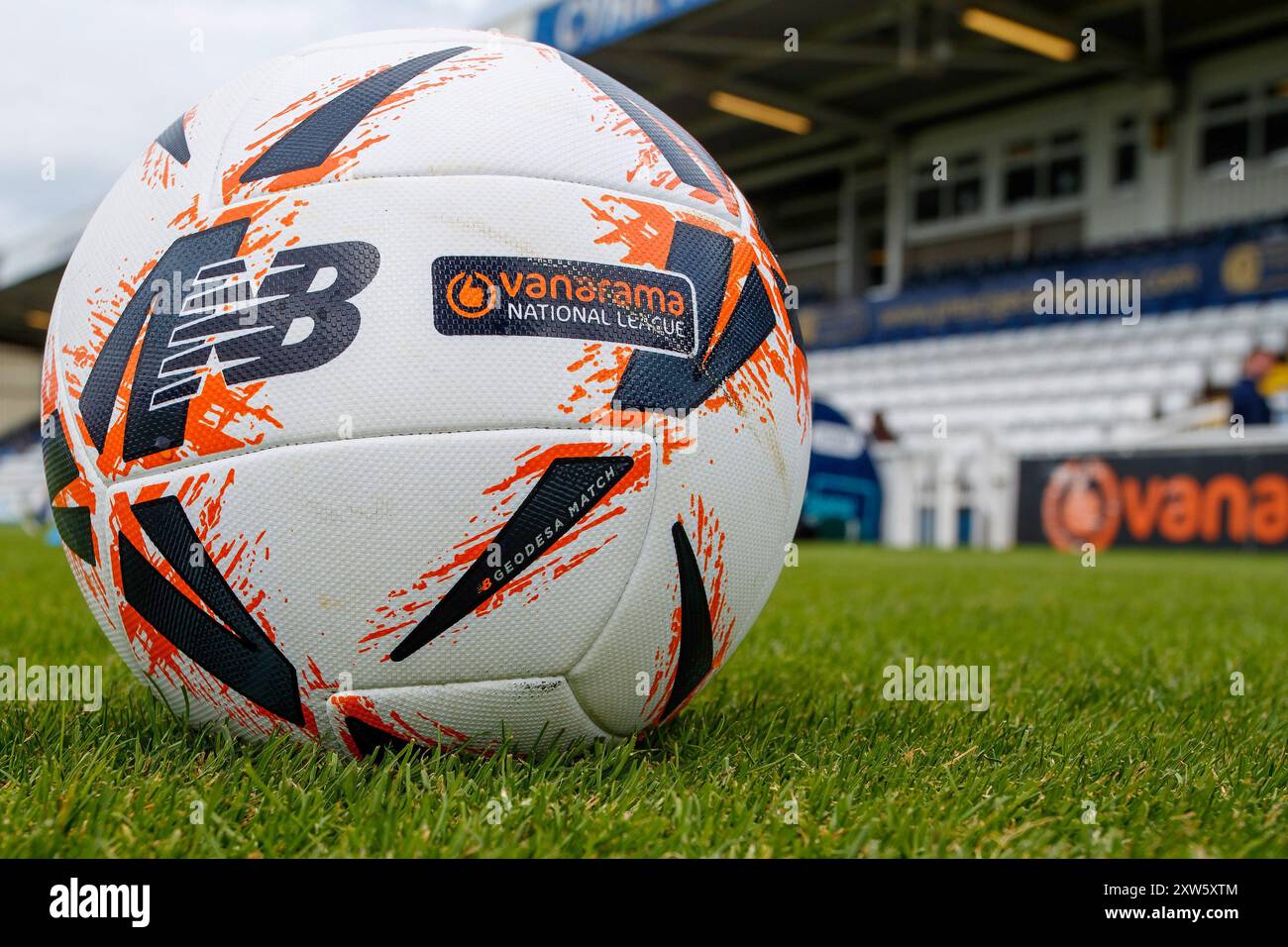 Une vue générale des ballons de la Ligue Vanarama lors du match de la Ligue nationale Vanarama entre Hartlepool United et Southend United au Victoria Park, Hartlepool le samedi 17 août 2024. (Photo : Mark Fletcher | mi News) crédit : MI News & Sport /Alamy Live News Banque D'Images