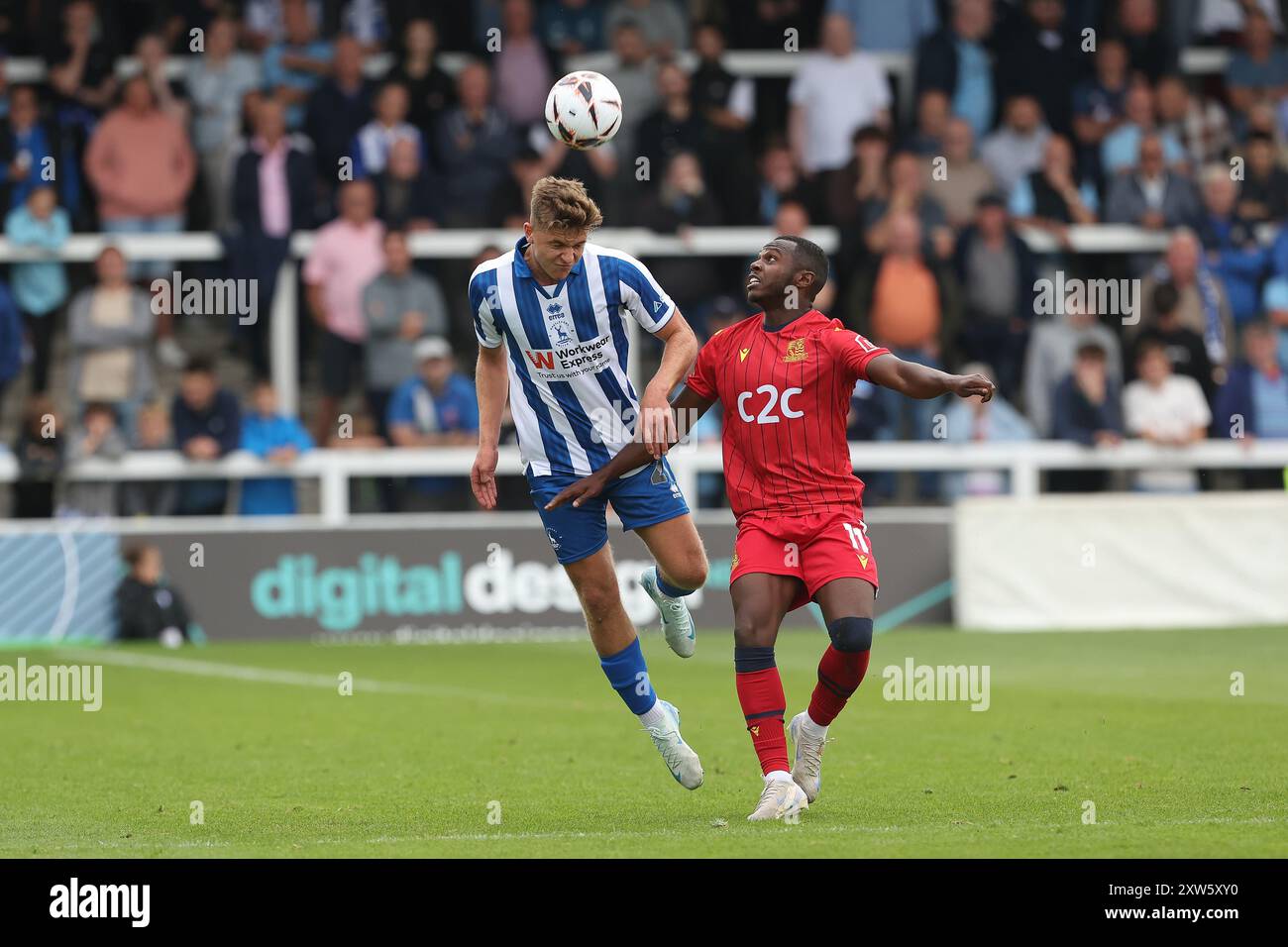 Louis Stephenson de Hartlepool United lance un défi pour une tête avec Josh Walker de Southend United lors du match de Vanarama National League entre Hartlepool United et Southend United à Victoria Park, Hartlepool, samedi 17 août 2024. (Photo : Mark Fletcher | mi News) crédit : MI News & Sport /Alamy Live News Banque D'Images